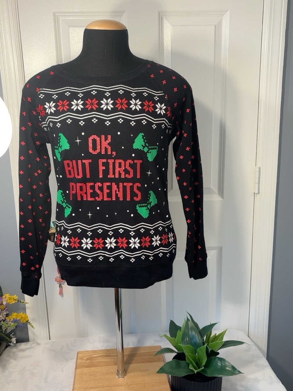 Freeze Women’s Christmas Holiday “Oh, But First Presents” Sweatshirt Size L